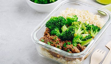 Glasbehälter mit Reis und Gemüse