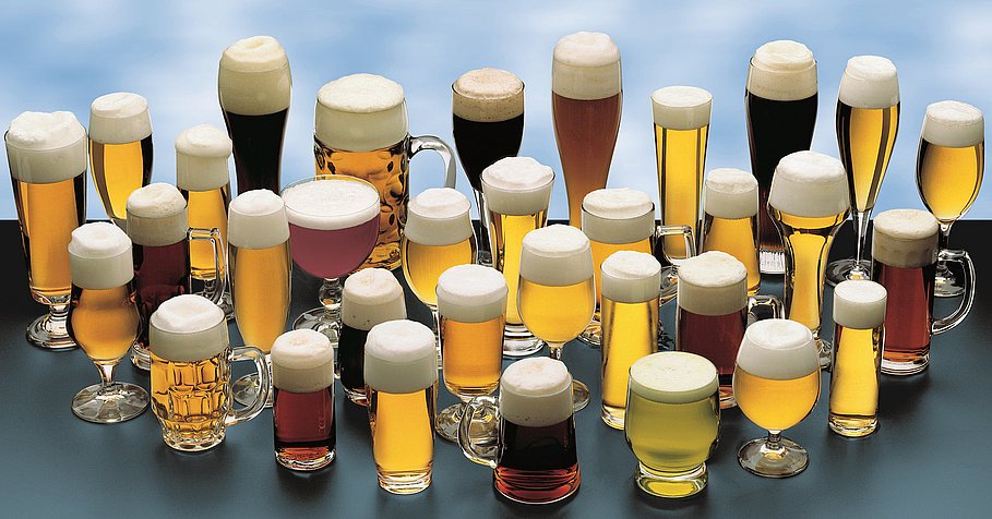 eine große Auswahl an Biersorten in verschiedenen Biergläsern