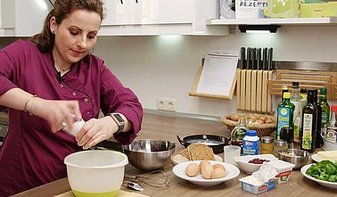 Standbild aus dem Video von der Köchin Linda Otto bei der Zubereitung